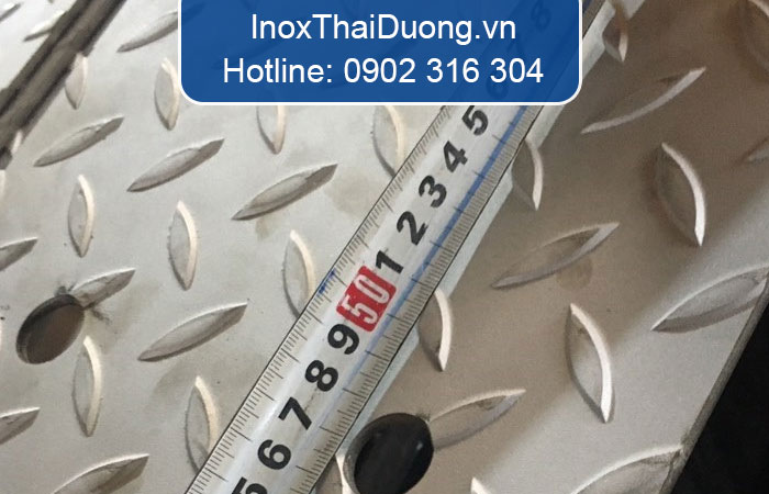 tấm inox chống trượt dạng đúc
